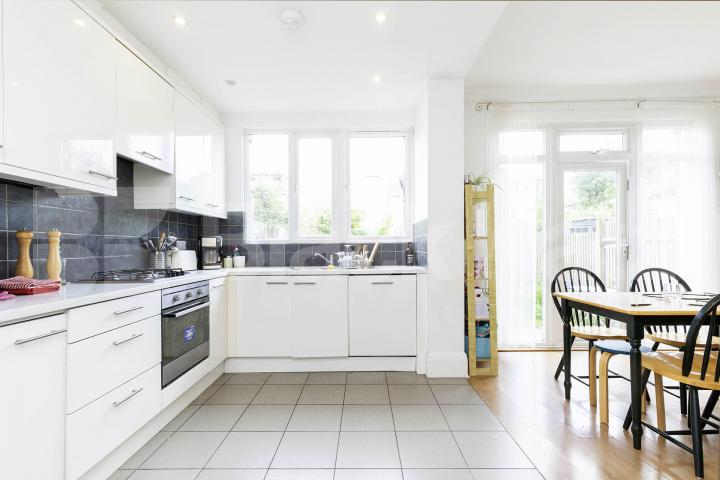 Large three bedroom split level house with garden mins to tube & shops!  Fairlawn Ave, East Finchley